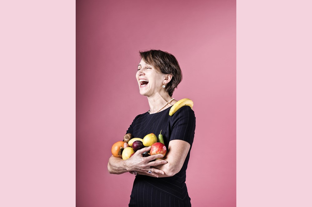 Frische Früchte machen gute Laune: Lieferkettenexpertin Natasha Solano beim Fotoshooting.