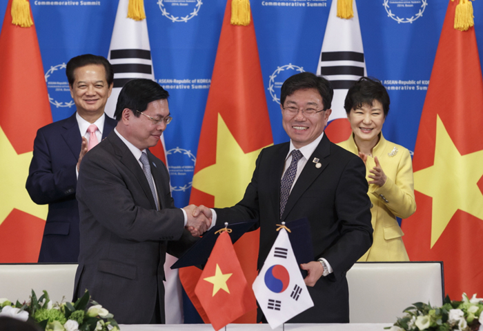 Park Geun-hye and Nguyen Tan Dung sign FTA