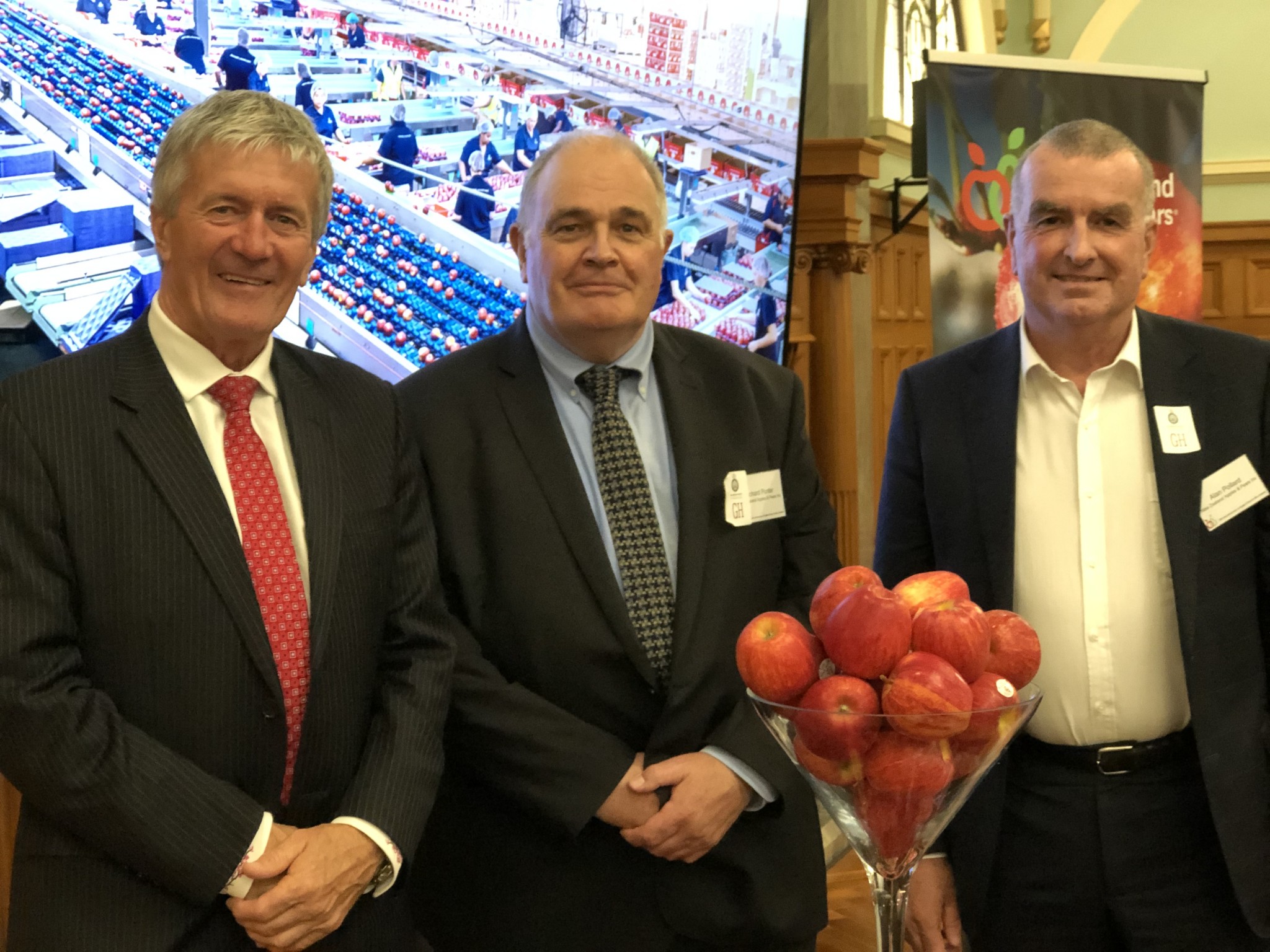 Agriculture Minister Damien O'Connor with Apples and Pears NZ's Richard Punter and Alan Pollard